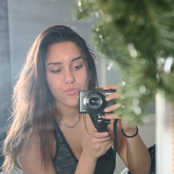 Meet your Posher, Emily - Picture 2 of 3